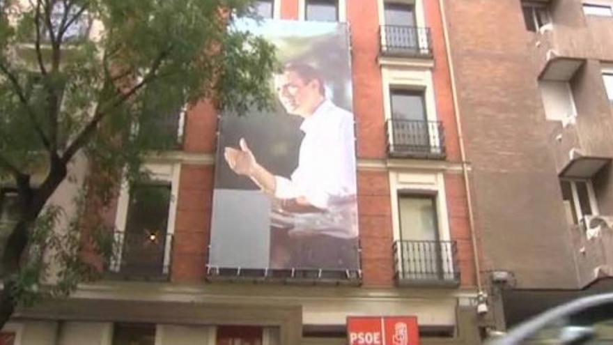 Ferraz amanece con un Pedro Sánchez gigante