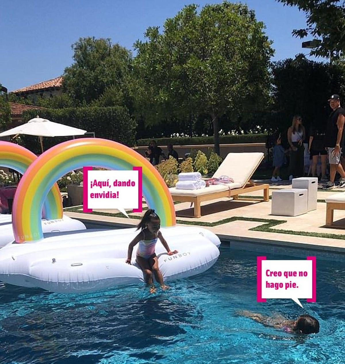 North y Penélope bañándose en la piscina unicornio