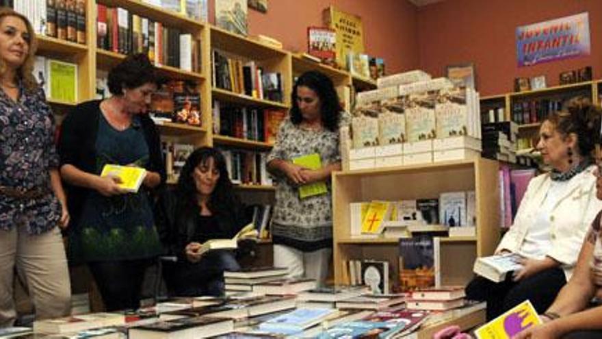 Beatriz, Chona, Mari Lola, Saro, Orlanda y Nélida, ayer, leyendo a Saramago en Tías. i ADRIEL PERDOMO