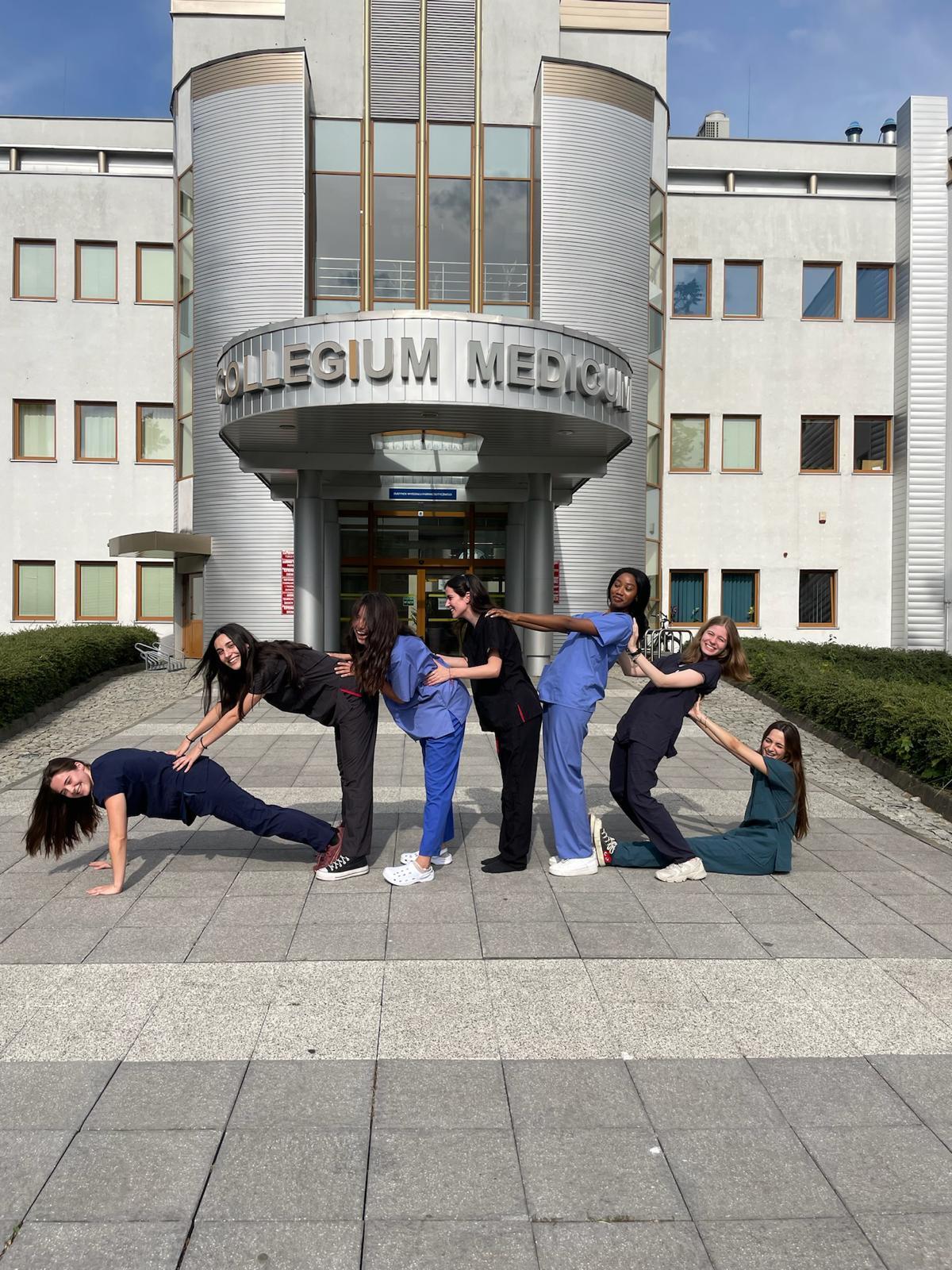 Ana Miraz, primera por la izquierda, con alumnas de procedencia española en una universidad europea.