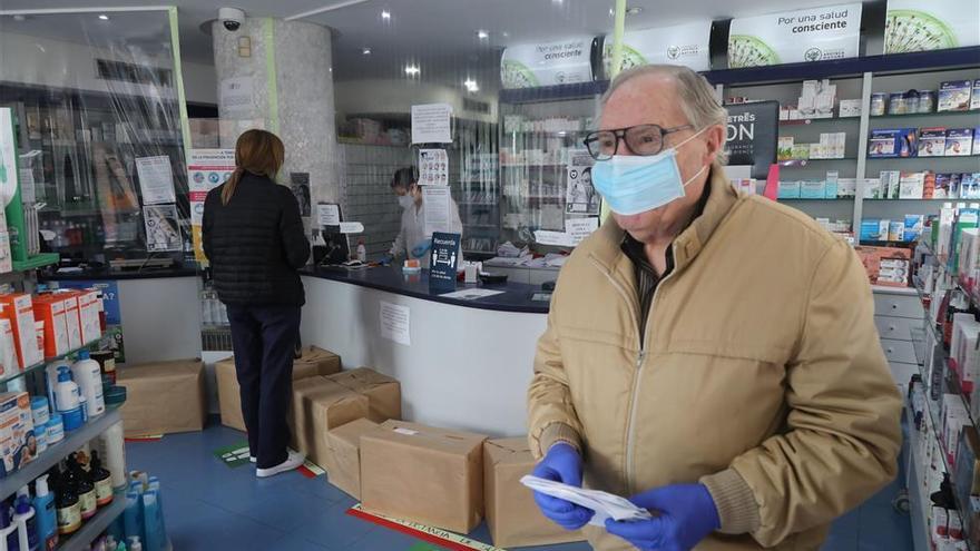 Algunas farmacias de Castelló agotan en unas horas las mascarillas gratuitas previstas para repartir el primer día