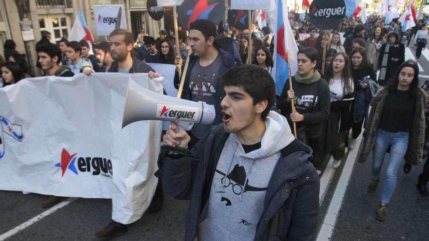 Estudiantes portan pancartas en la concentración de Santiago. // Xoán Álvarez