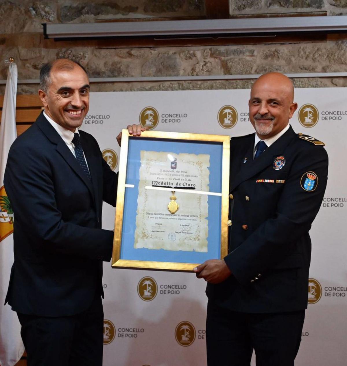 Moldes entrega el diploma a Maanuel Vicente. | Rafa Vázquez