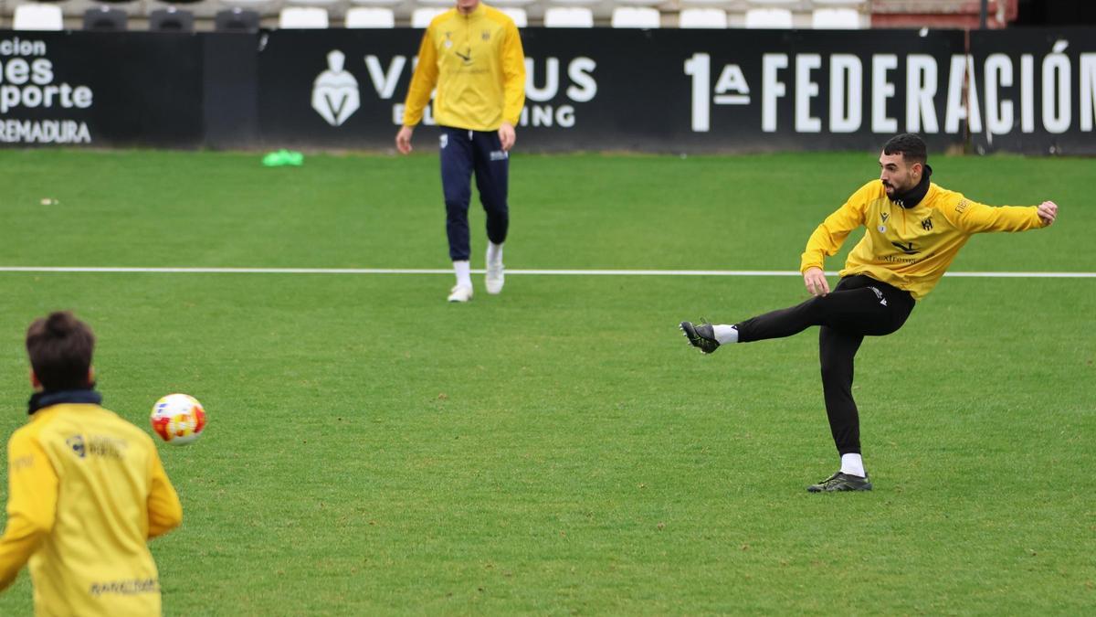 Javi Lancho, a la derecha, golpea el balón durante un entrenamiento.
