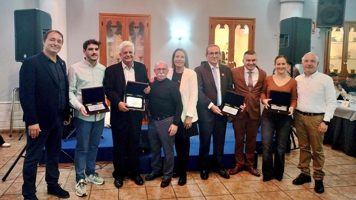 Los premiados y organizadores con representantes municipales.