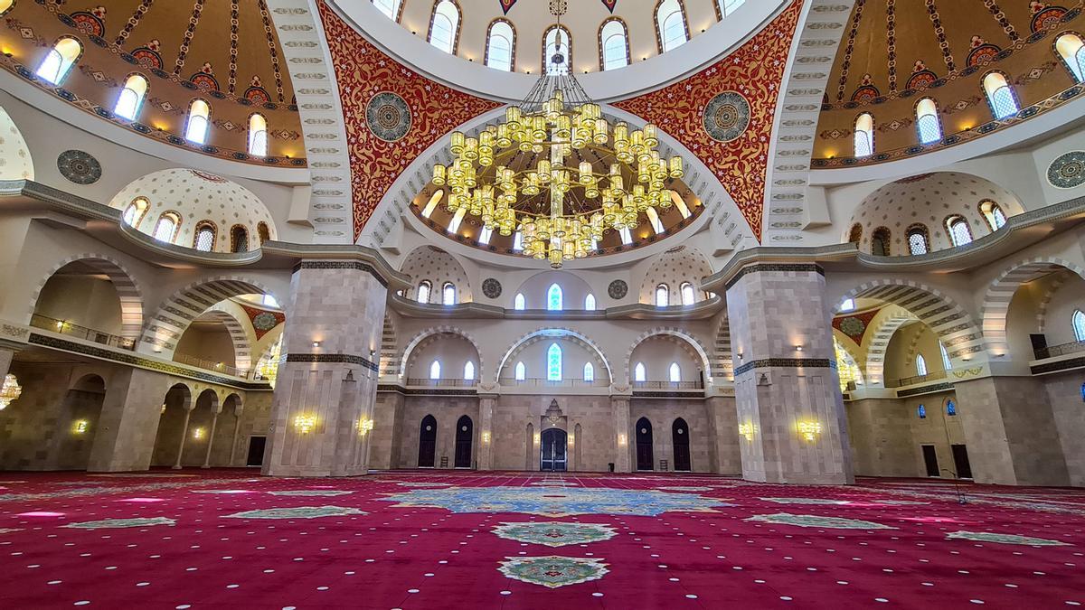 Sala de oración de la Gran Mezquita Sheikh Zayed, una oda a la belleza.