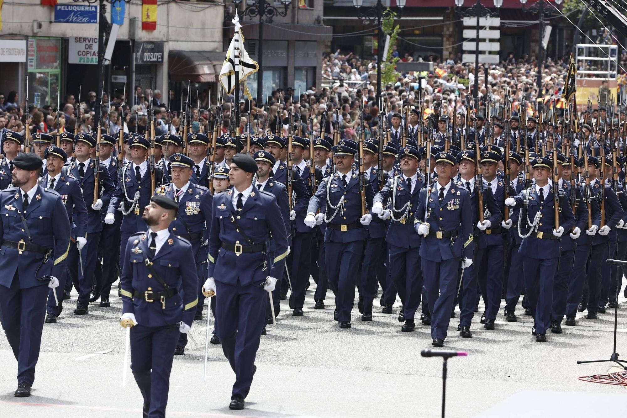 EN IMÁGENES: Así fue el multitudinario desfile en Oviedo por el Día de las Fuerzas Armadas