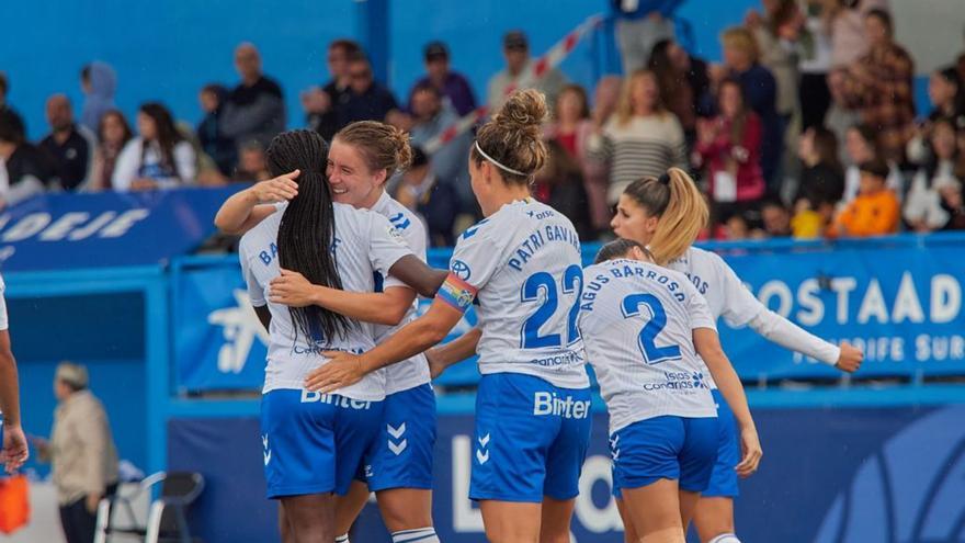 El Costa Adeje puso fin a su sequía de triunfos con una goleada al Sevilla. En las fotos, la alineación titular y la celebración de uno de los tantos, con Babajide, Estella, Gavira, Barroso y Natalia.  | | UD TFE