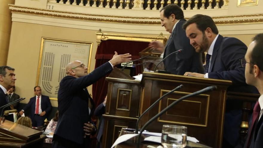 Raül Romeva saludant al president del Senat Manuel Cruz