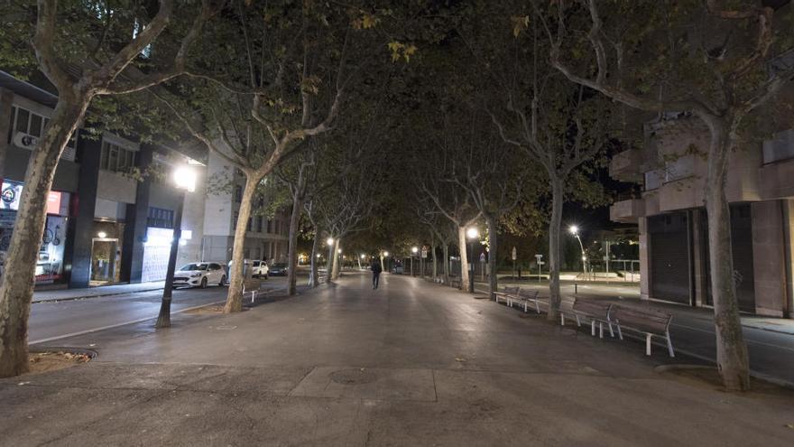 El passeig Pere III de Manresa, buit, la primera nit del toc de queda |