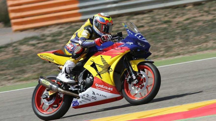 Borja Sánchez, sobre su moto durante la disputa de la carrera.