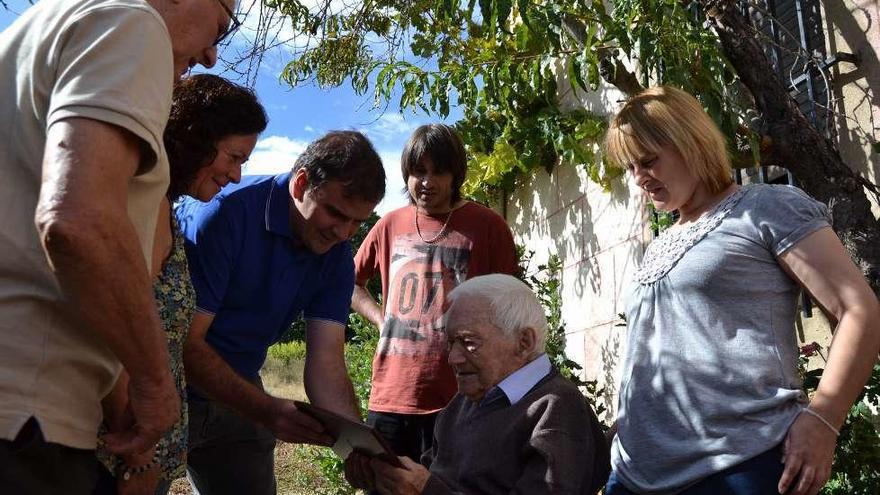 El alcalde entrega una placa a Narciso Anta en presencia de sus familiares.