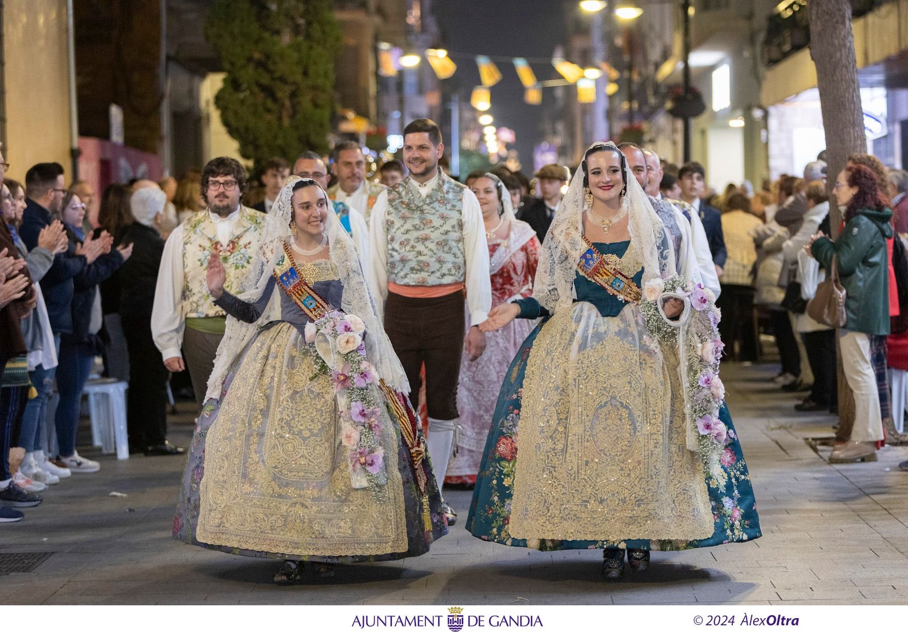 Bellas imágenes de la Ofrenda de las Fallas de Gandia