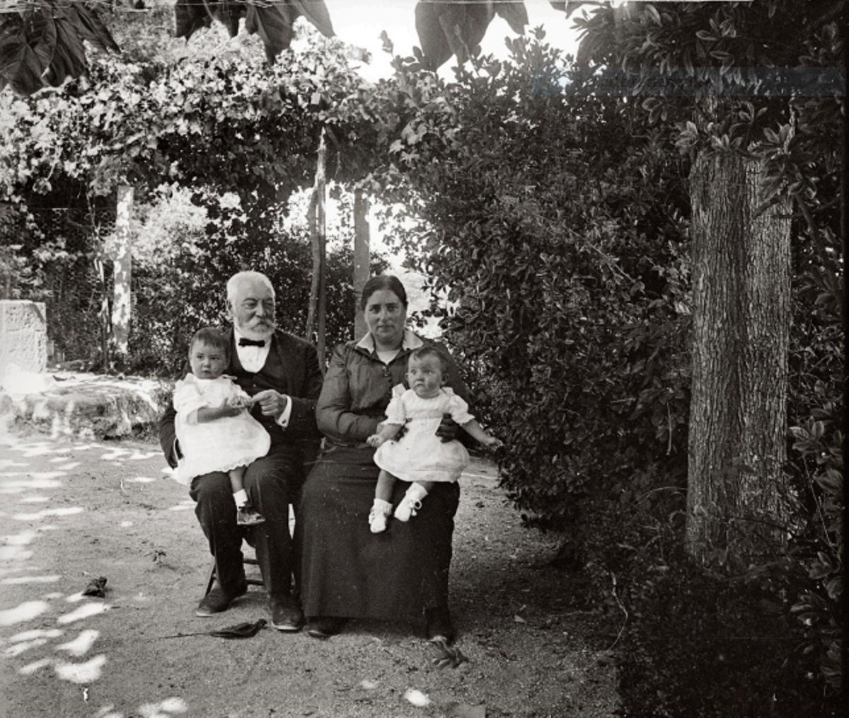 Fernando García Arenal coa súa familia no Con, no ano 1915.