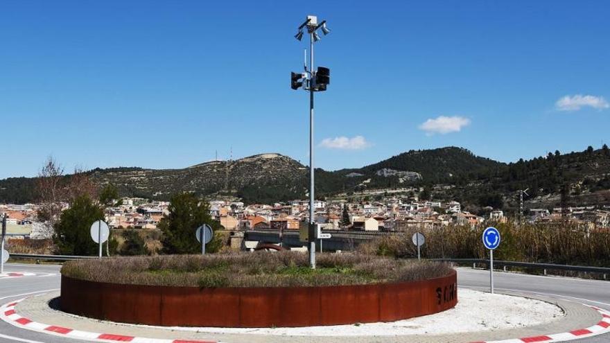 La sirena s&#039;ha instal.lat al mig d&#039;una de les rotondes de l&#039;accés al poble