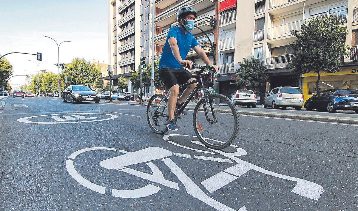 Carriles 30 es la continuación en la calzada de un carril-bici y es compartido.