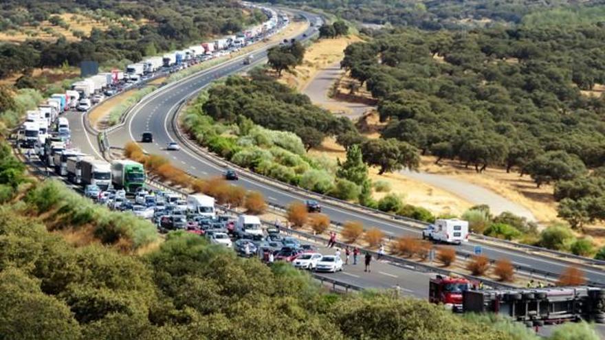 Decenas de vehículos atrapados en la A-66 a la altura de Monesterio al volcar un camión