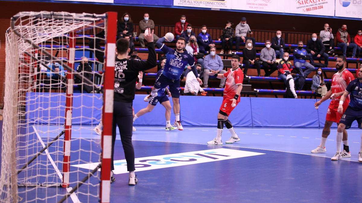 El BM Benidorm sufrió una dolorosa derrota en casa ante el Cuenca