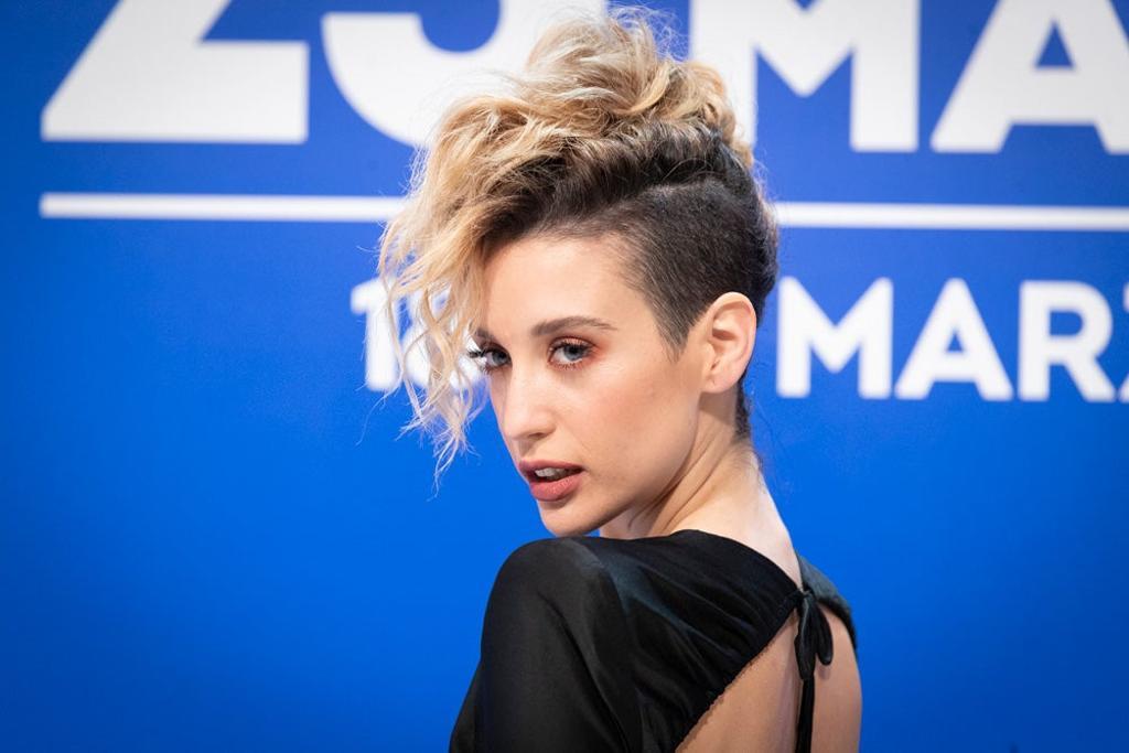 María Pedraza con pelo rapado