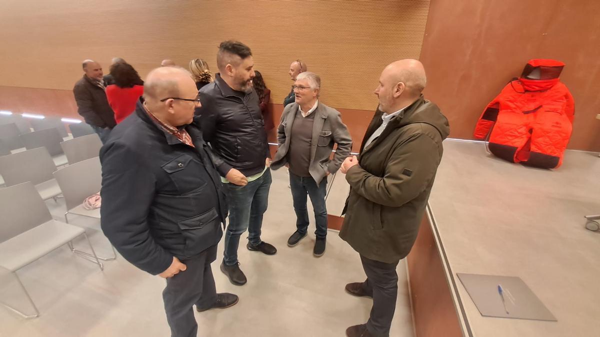 Por la izquierda, el secretario de Organización del PSOE, César Estévanez, el concejal socialista Jorge Expósito, el edil de Protección Civil, Marcelino Estrada (IU) y Marcos de Rocha.