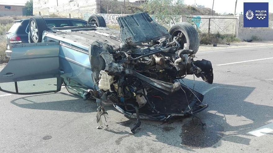 Un coche pierde el motor tras estrellarse contra el arcén en Murcia