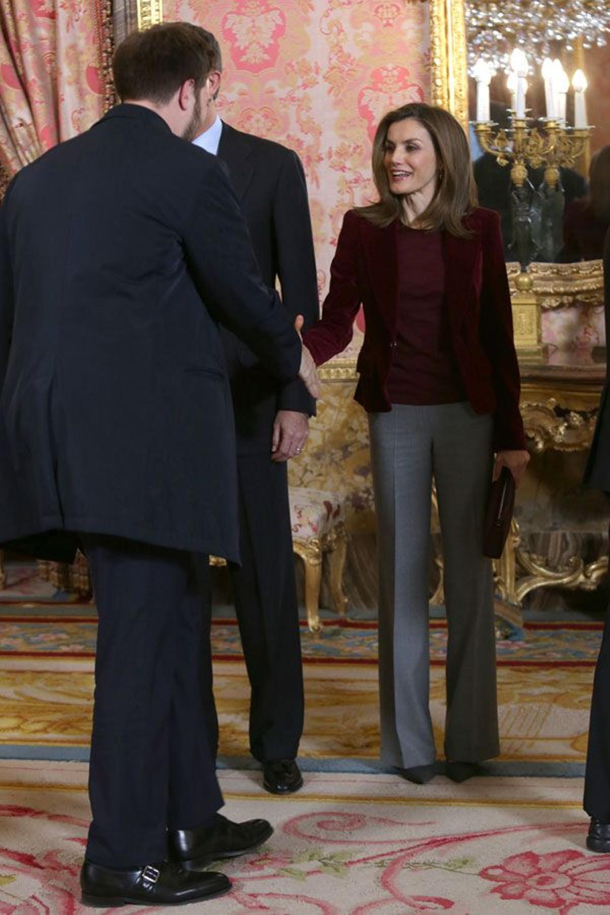 Letizia Ortiz con chaqueta granate en el Palacio Real