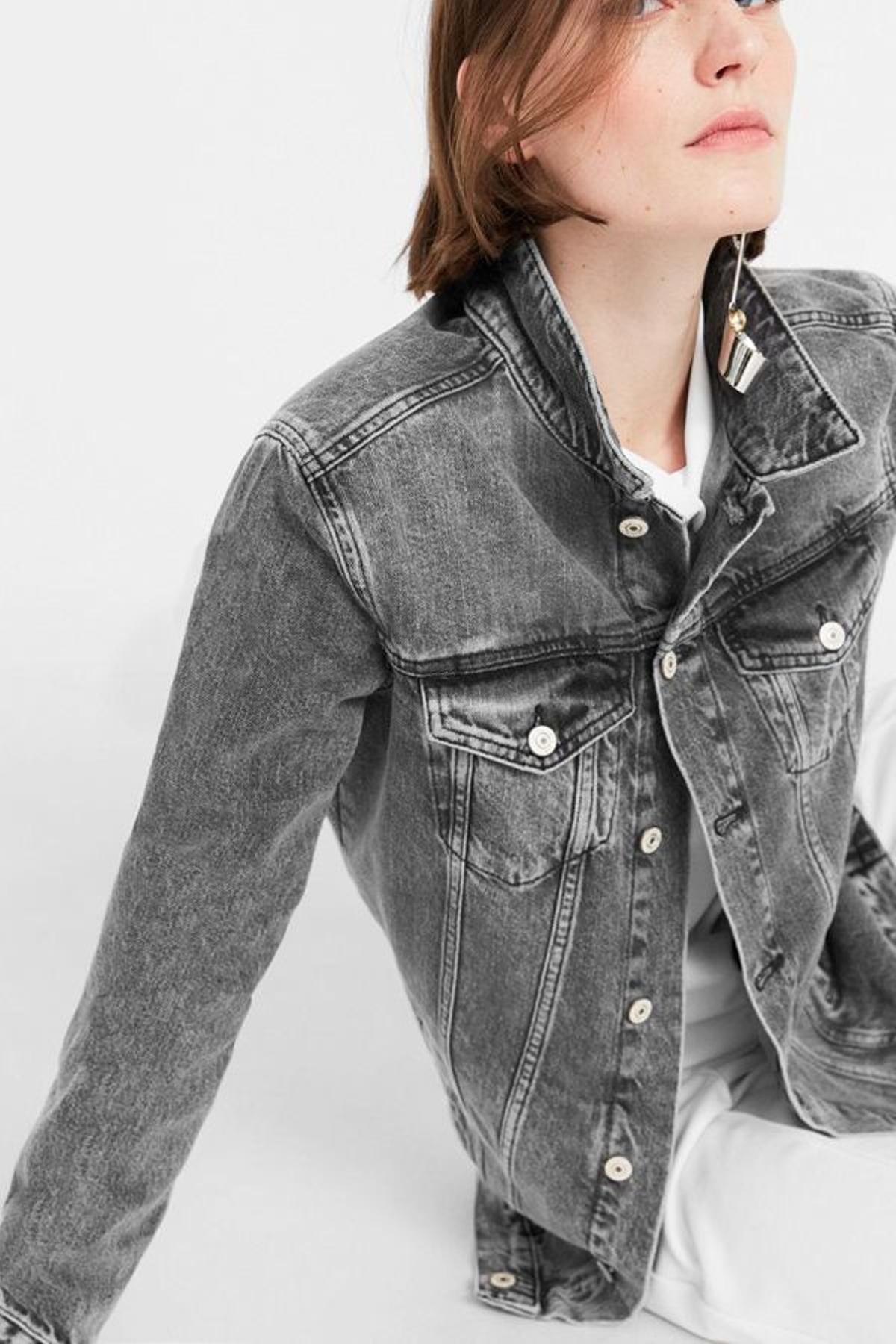 Chaquetas vaqueras: en gris, de Mango