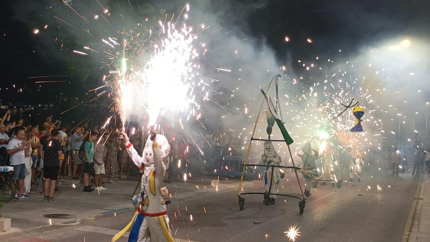 Peñíscola da la bienvenida al verano con un colorido espectáculo de Xarxa Teatre