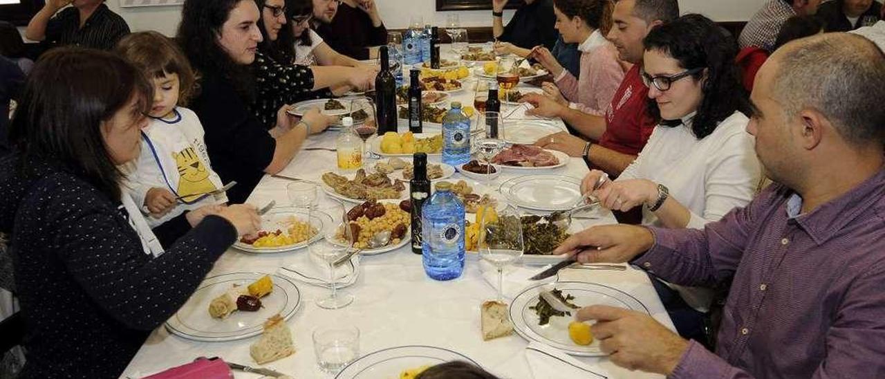 Comensales degustando un cocido durante la campaña del Mes do Cocido. // Bernabé/Javier Lalín