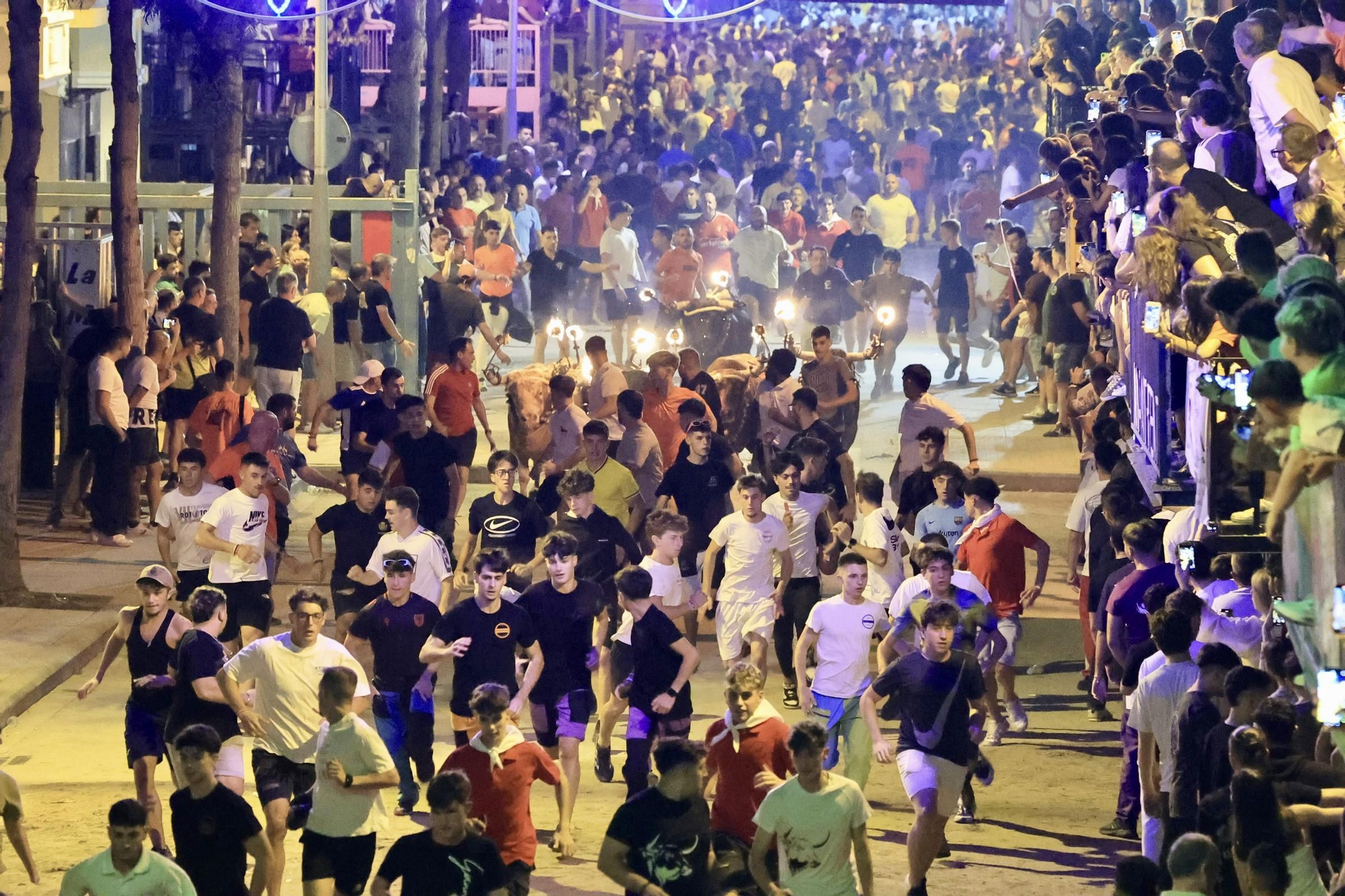 Galería de fotos: Vila-real vibra con toros y el encierro de embolados en el miércoles de fiestas