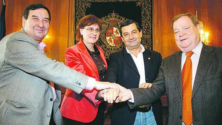 Pilar Varela y José María Guzmán Pacios, en el centro, con Amado González y Severino García Vigón.