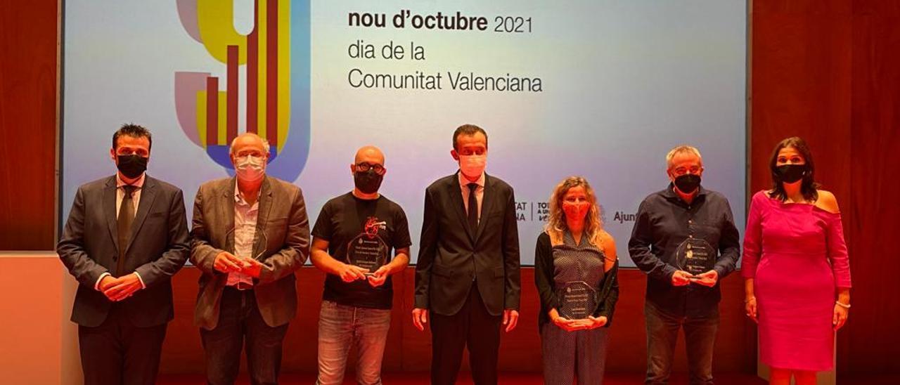 El alcalde, en el centro, con los galardonados en los premios literarios Ciutat d'Elx