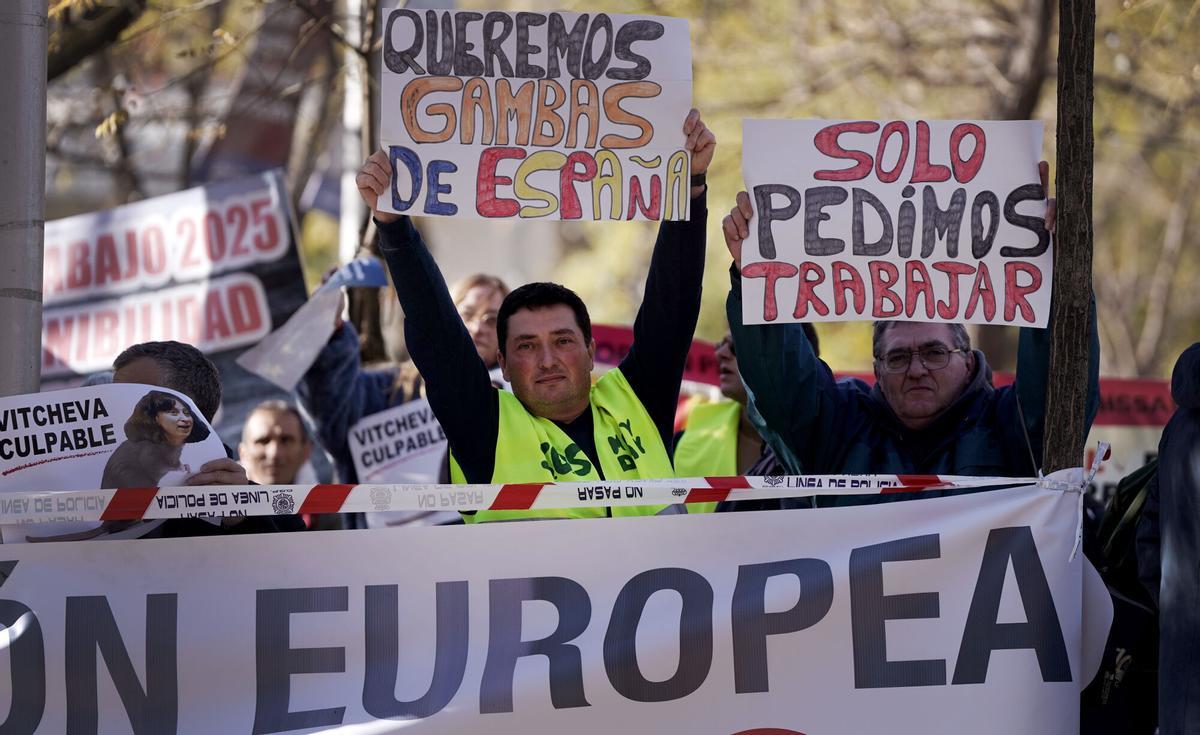 Pescadores del Mediterráneo en la concentración de este martes frente a la sede de la UE en Madrid.