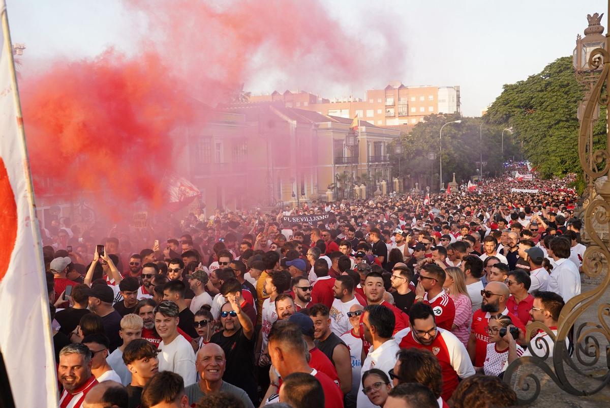 Miles de sevillistas participaron en la protesta convocada para reclamar cambios en la directiva del club. Miles de sevillistas participaron en la protesta convocada para reclamar cambios en la directiva del club.