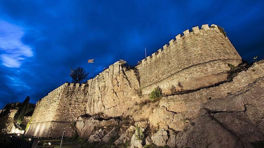 El castell de Sant Ferran, il·luminat amb llums LED