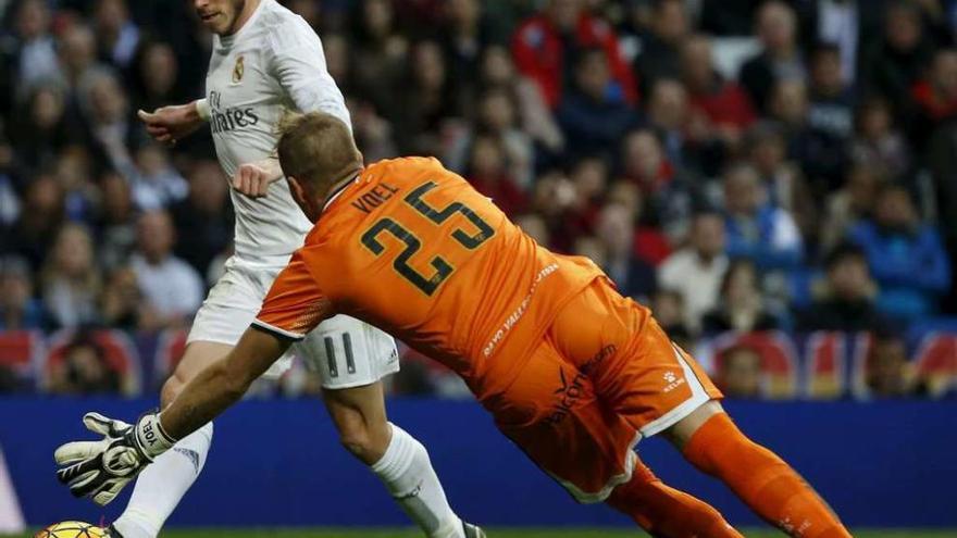 Bale remata a portería durante el partido que el Madrid disputó contra el Rayo Vallecano.