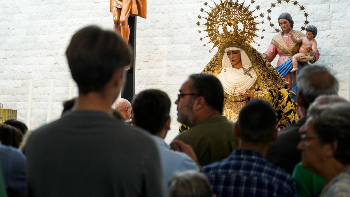La Virgen de la Esperanza de Triana preside la Parroquia de Pío X en su Misión Evangelizadora.