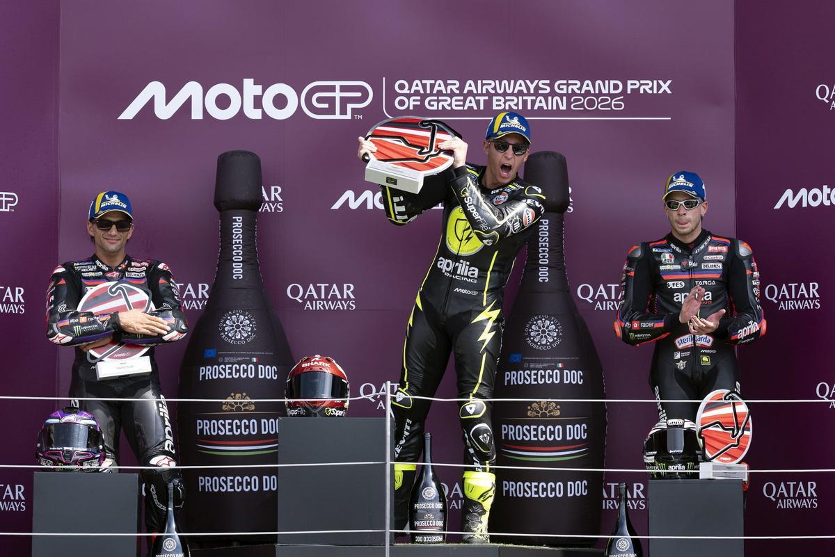 Raúl Fernández celebra en el podio su victoria en el Gran Premio de Gran Bretaña.