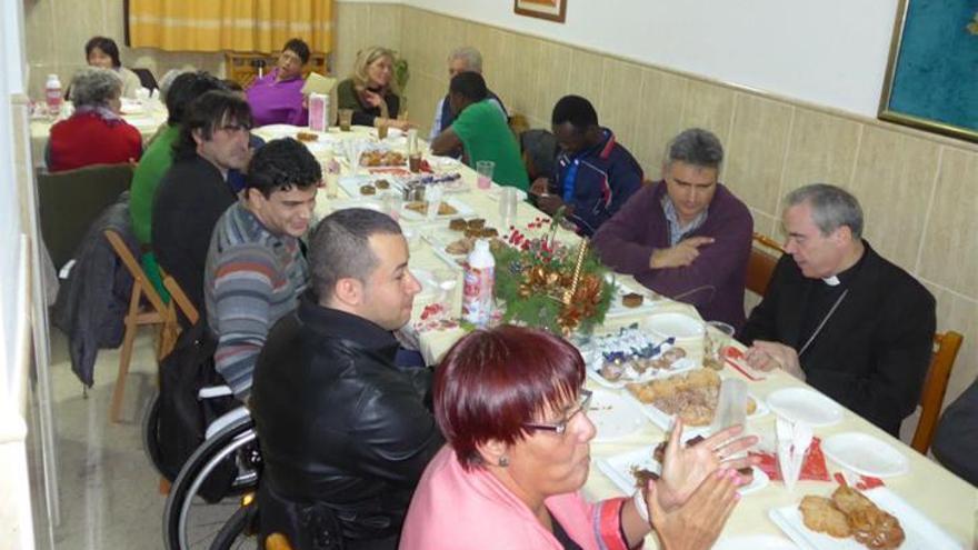 Este centro atiende a 40 personas, ofreciendo cuatro comidas y alojamiento.