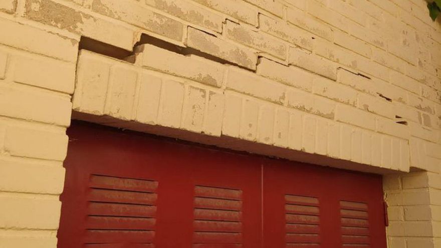 Sala de calderas en esta ruinoso, grietas en las paredes y socavones en el patio.  | L.O.