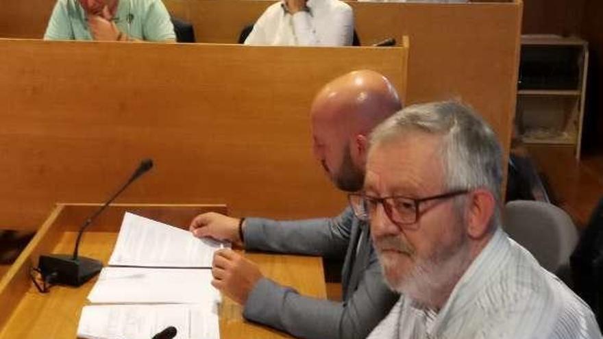 Concejales del PP de Cangas, al fondo, en un pleno municipal. // S.Á.