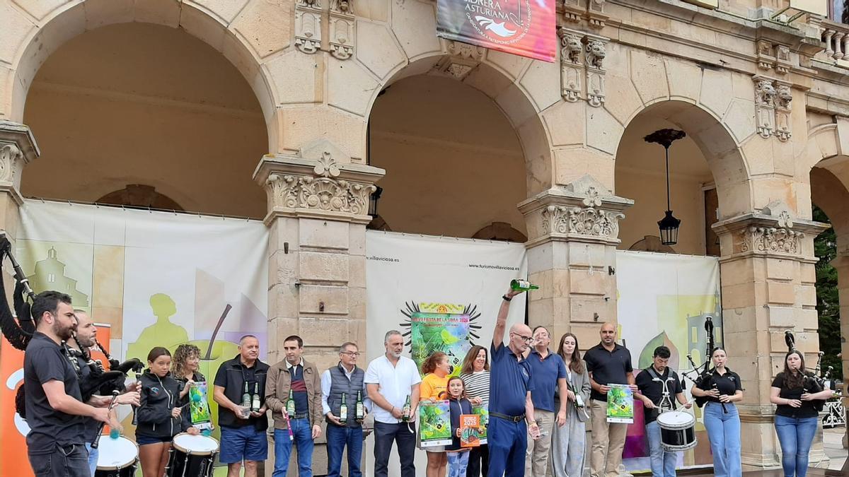 Los asistentes a la presentación de la Fiesta de la Sidra, ante el Ayuntamiento de Villaviciosa