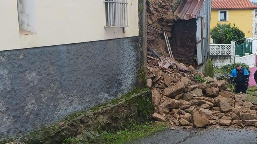 El muro lateral de una casa sin ocupantes en San Vicente de Elviña se desploma por la lluvia