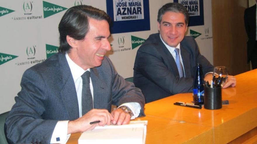 José María Aznar, acompañado de Elías Bendodo.