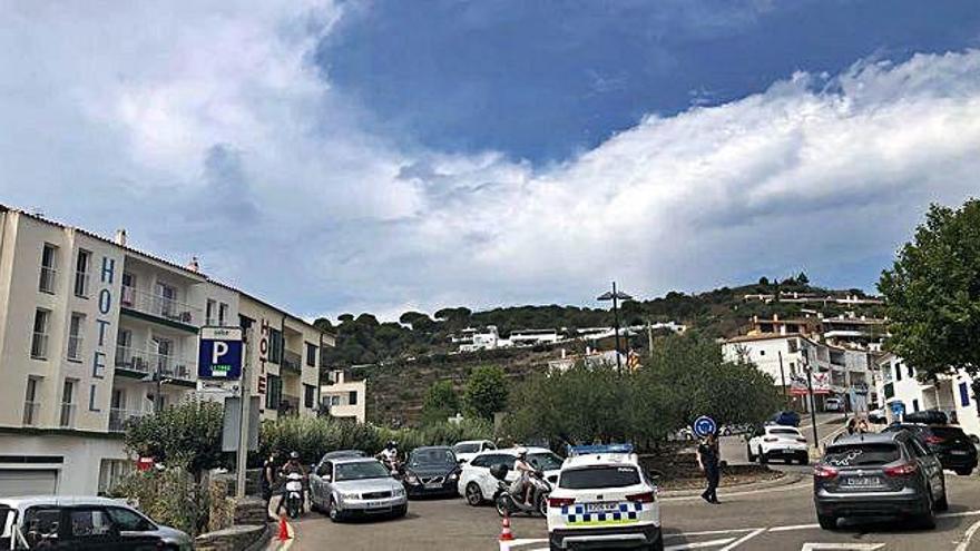 Un policia regulant el trànsit a la rotonda d&#039;entrada a Cadaqués on es creen col·lapses.