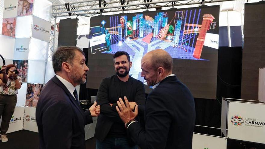 El autor del diseño, Carlos Santos, entre el alcalde y el concejal de Fiestas en la presentación del escenario.