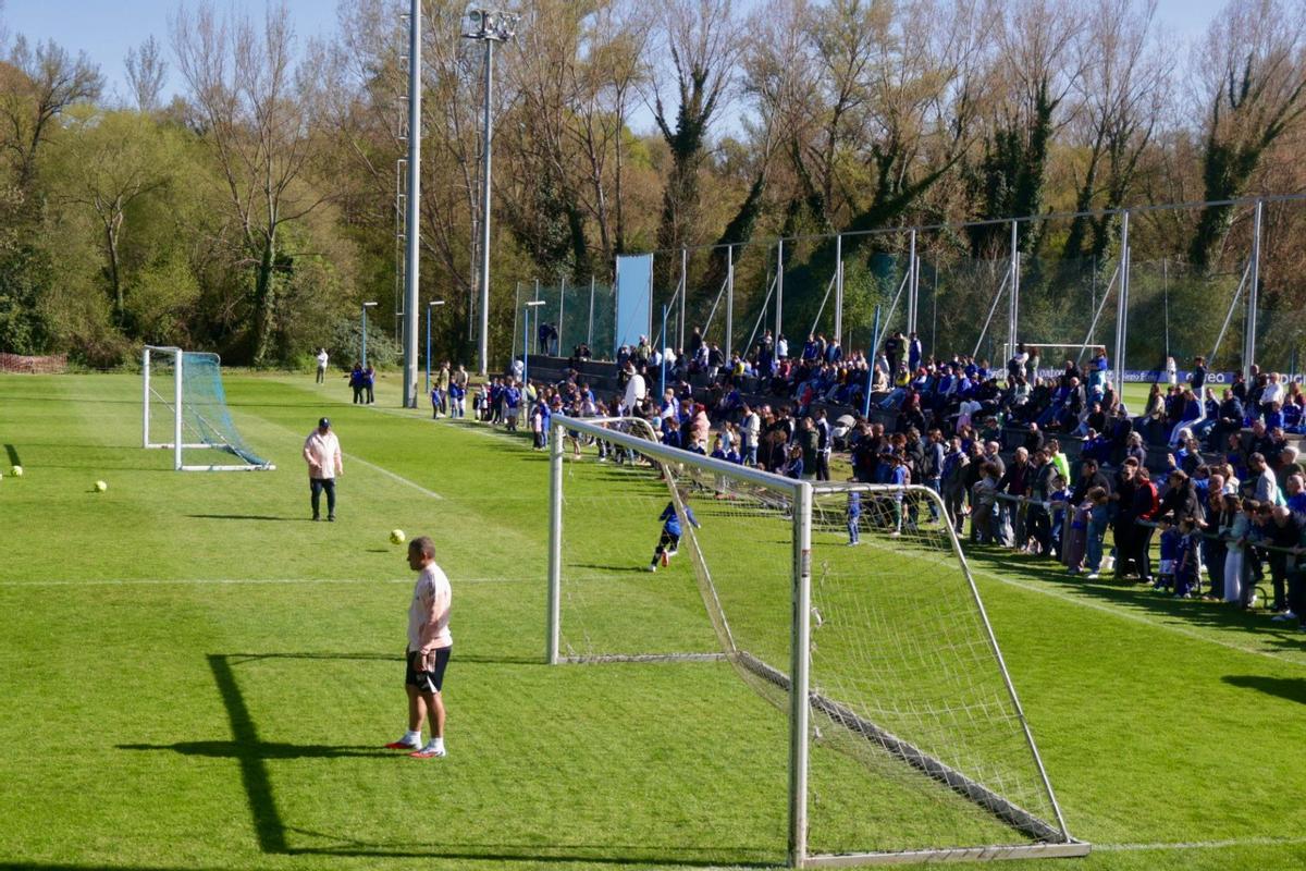 FOTOS: Así fue el entrenamiento del Oviedo a puerta abierta en El Requexón