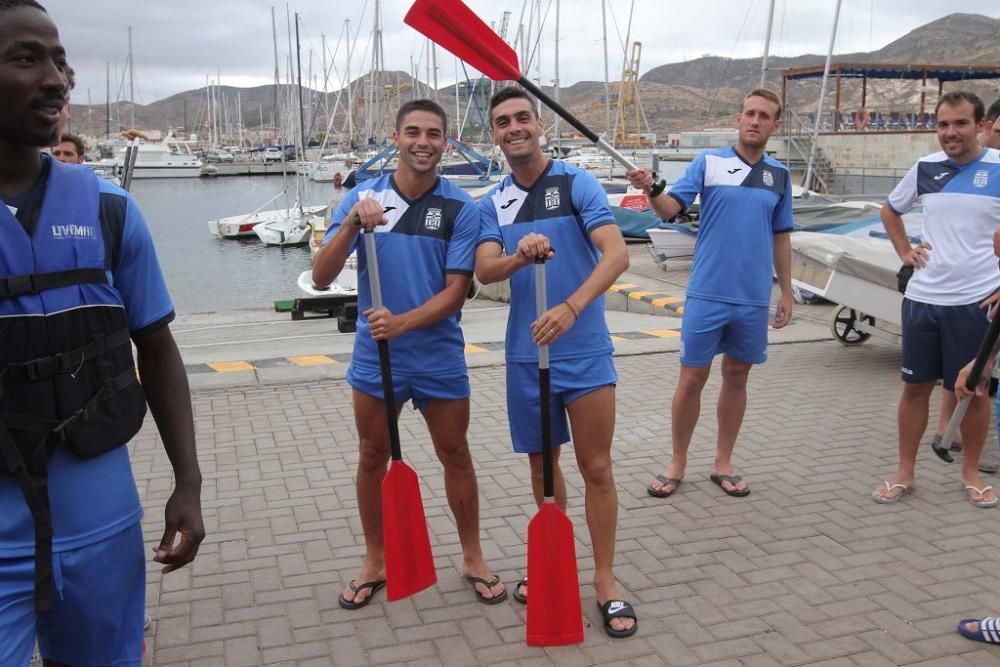 Los jugadores del FC Cartagena en el Club de Regat