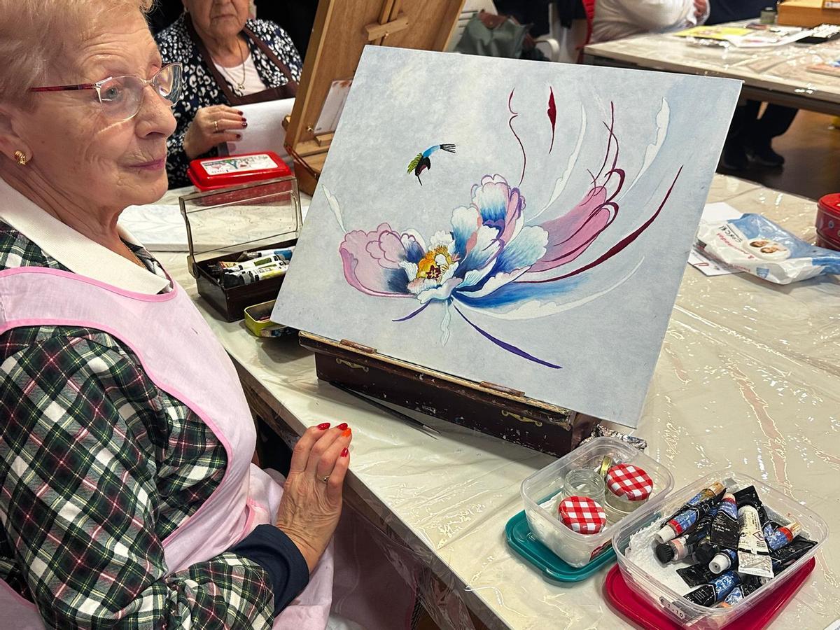 Rosario, de 81 años, acude todos los jueves por la tarde al Centro de Mayores El Val al taller de pintura