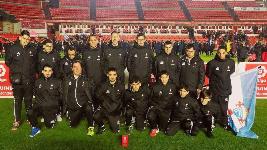 Arriba, los componentes del equipo vigués en el campo de Salou donde jugaron. A la izquierda, los jugadores celebran un gol. // FDV